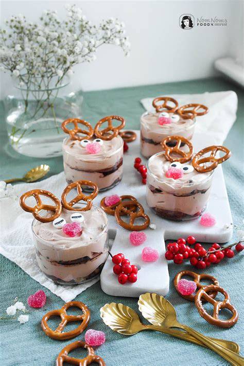 Schokoladen-Dessert im Glas dekoriert als niedliches Rentier
