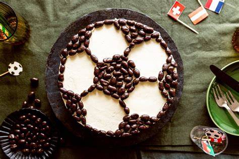Schokoladen-Fussballkuchen mit Dekor