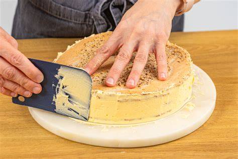 Schokoladen-Ganache auf Torte verstreichen und glätten