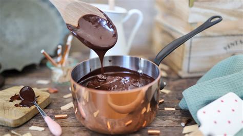 Schokoladen-Ganache im Topf