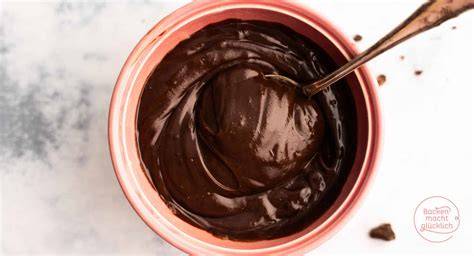 Schokoladen-Ganache in Schüssel