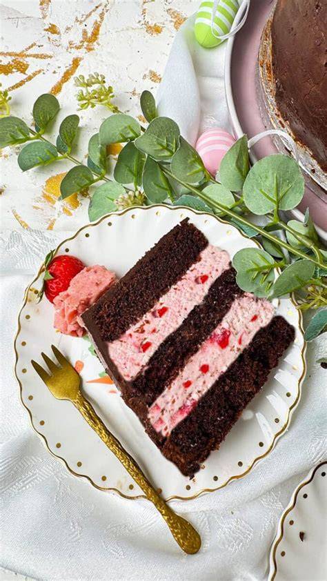 Schokoladen-Ganache und Drip-Effekt bei der Milka Erdbeer Torte