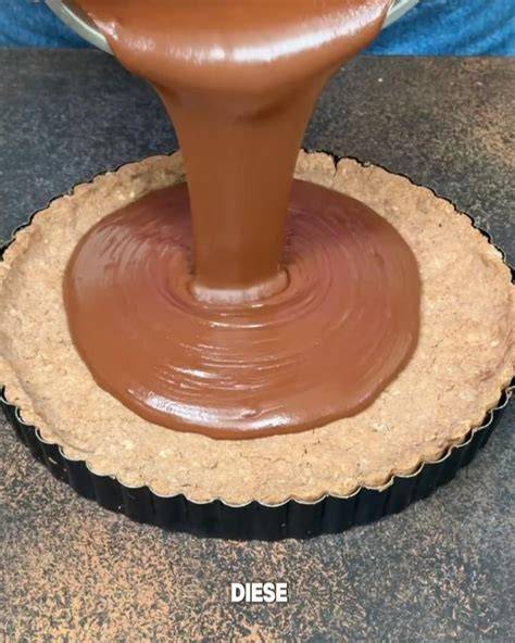 Schokoladen-Ganache wird in die Tarte gegossen