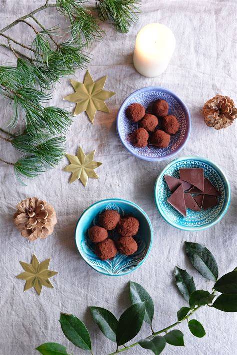 Schokoladen-Ganache-Kugeln im Kühlschrank