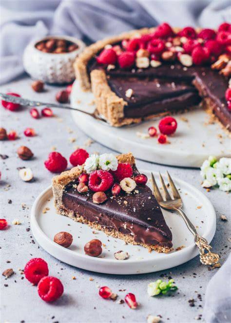 Schokoladen-Himbeer-Tarte auf Tortenplatte