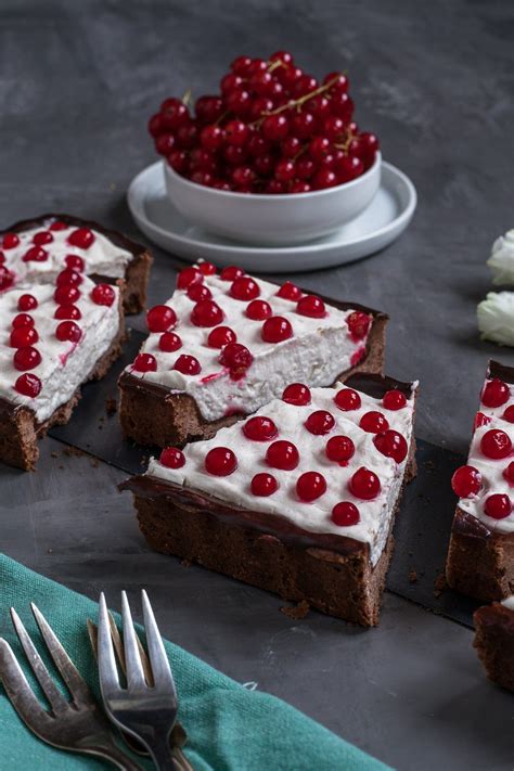 Schokoladen-Johannisbeer-Tarte vegan serviert