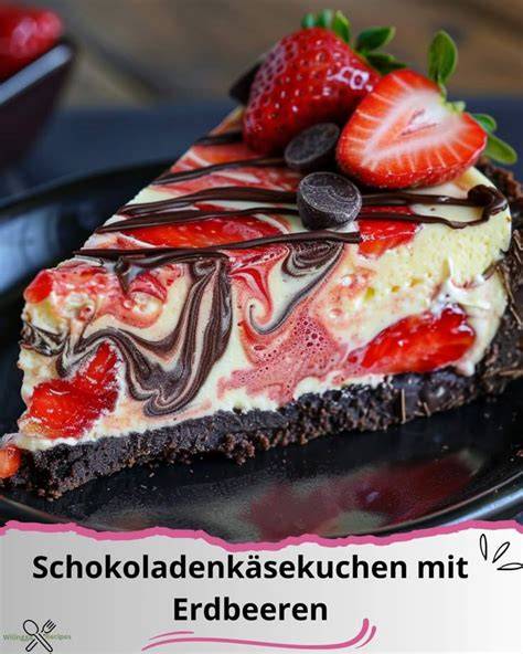 Schokoladen-Käsekuchen mit Erdbeeren auf einer Sommer-Kaffeetafel, angeschnitten