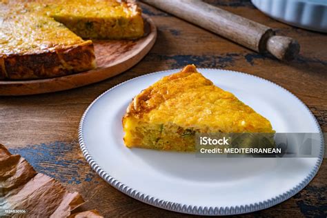 Schokoladen-Kardamom-Tarte auf rustikalem Teller