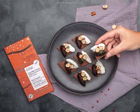 Schokoladen-Kekse mit Rote-Bete-Püree und Ziegenfrischkäse