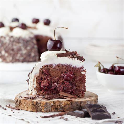 Schokoladen-Kirsch-Dessert mit Schlagsahne und Zartbitterschokoladenraspeln