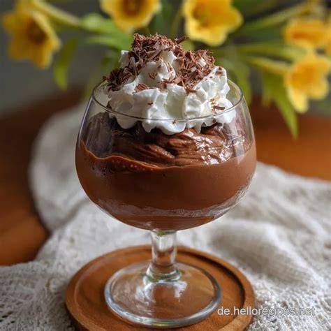 Schokoladen-Kirsch-Mousse im Glas