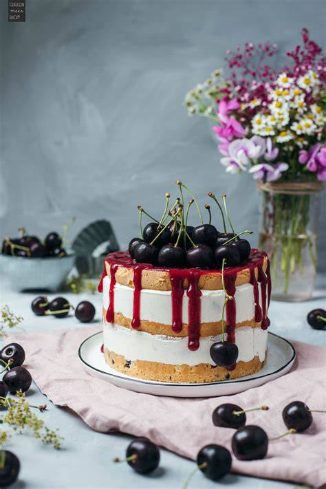 Schokoladen-Kirsch-Torte mit dekorativen Kirschen und Schokotupfen