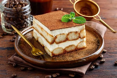 Schokoladen-Kuvertüre als Topping auf Tiramisu
