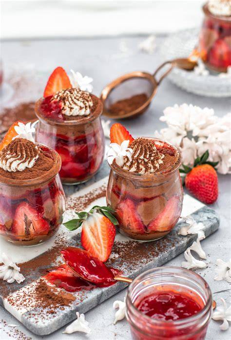Schokoladen-Mousse in kleinen Gläsern mit Erdbeeren