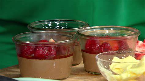 Schokoladen-Mousse mit Granatapfel-Kompott und Chiliflocken