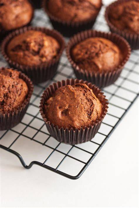 Schokoladen-Muffins frisch gebacken und verziert