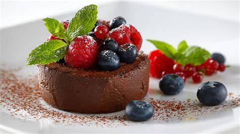 Schokoladen-Olivenöl-Mousse mit Beeren und Minze