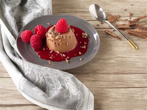Schokoladen-Panna-cotta mit Himbeeren und Kardamom