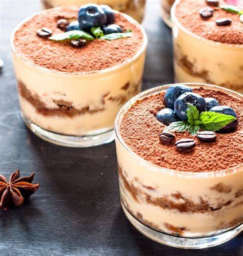 Schokoladen-Petit-Fours mit Kaffeebohnen und essbarem Gold dekoriert