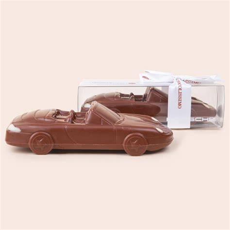Schokoladen-Porsche auf Präsenttisch