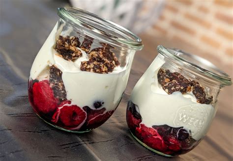 Schokoladen-Sahne-Dessert im Glas mit frischen Beeren