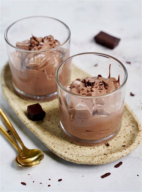 Schokoladen-Seidentofu Mousse in Gläsern, angerichtet