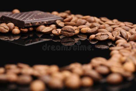 Schokoladen-Stücke mit Kaffeebohnen