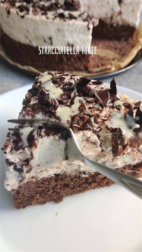 Schokoladen-Swirls auf Stracciatella No-Bake-Cheesecake, Schritt-für-Schritt-Skizze
