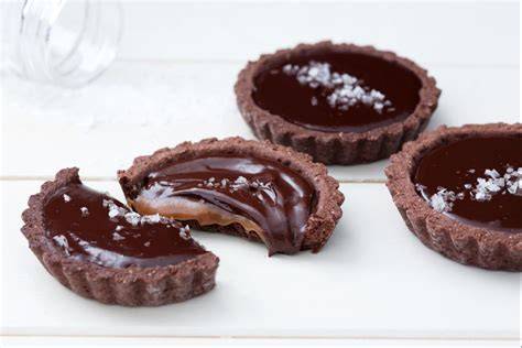 Schokoladen-Törtchen: Schnittzeichnung mit Schoko-Mousse, Keksboden und Karamellkern