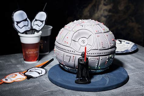 Schokoladen-Todesstern mit Silberspray und Star Wars Dekoration