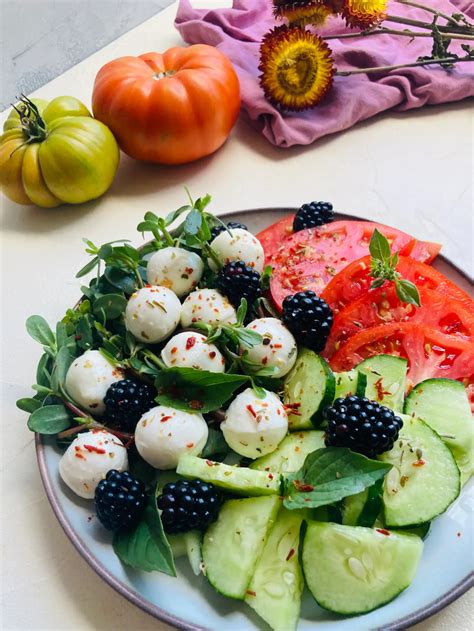 Schokoladen-Tomaten als dekoratives Highlight auf einem Salatteller