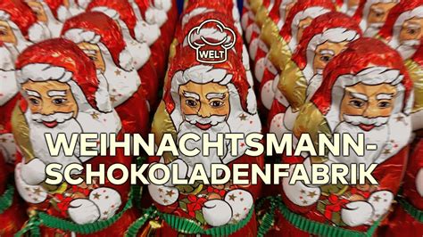 Schokoladen-Weihnachtsmänner mit Maske - moderne Symbole der Adventszeit