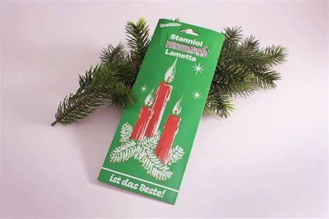 Schokoladen-Weihnachtsmänner und Christbaumschmuck aus buntem Stanniol