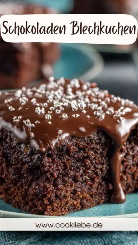 Schokoladen-Zucchini-Blechkuchen angeschnitten