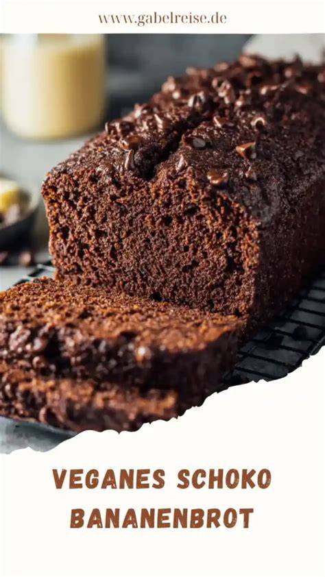 Schokoladenbiskuit frisch gebacken und waagerecht geschnitten