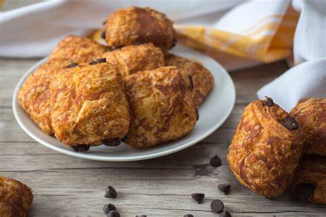 Schokoladenbrötchen frisch gebacken auf Teller