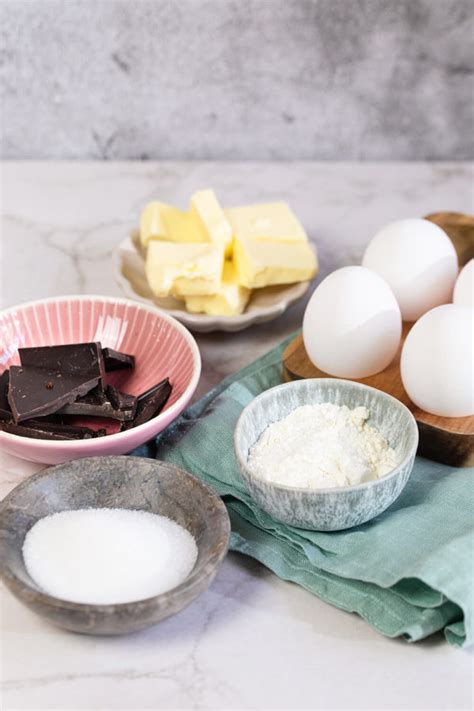 Schokoladenbrot-Zutaten: Butter, Eier, Schokolade, Haselnüsse