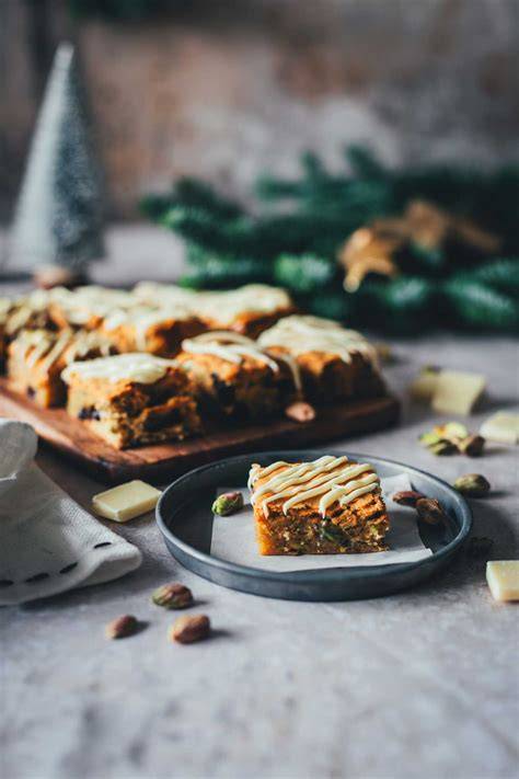 Schokoladenbruch mit Cranberries und Pistazien auf Backpapier
