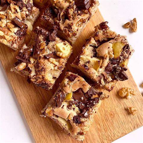 Schokoladenbruch mit Rosinen und Nüssen