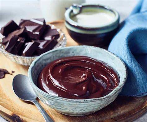 Schokoladencreme als Tortenfüllung, Ganache und Biskuit Rollen