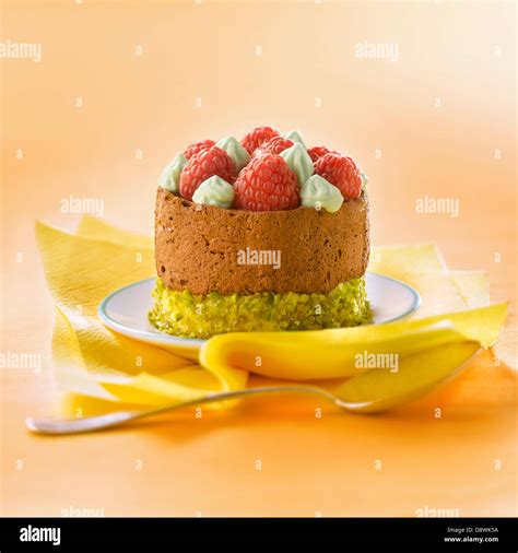 Schokoladencreme mit Himbeeren und Pistazien garniert
