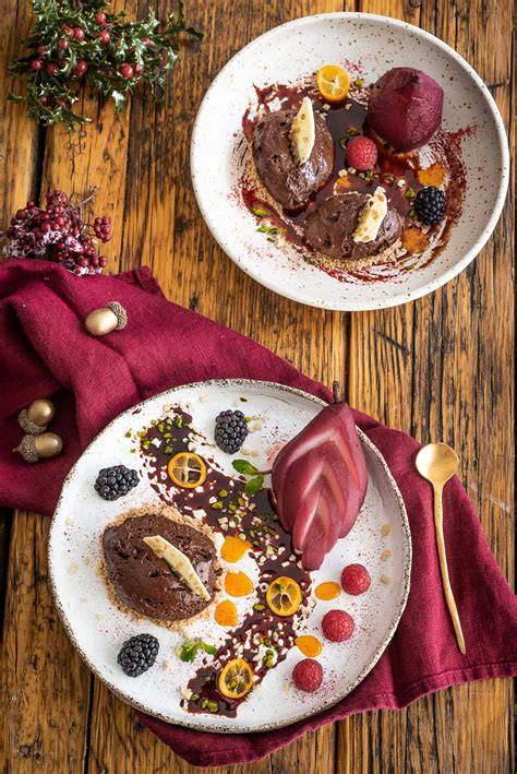 Schokoladencreme und Rotweinbirnen als festliches Dessert