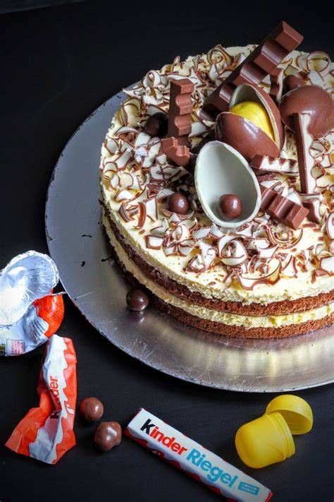Schokoladendekoration und verschiedene Kinderschokoladen auf Kuchen