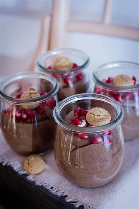 Schokoladendessert im Glas mit Keksboden