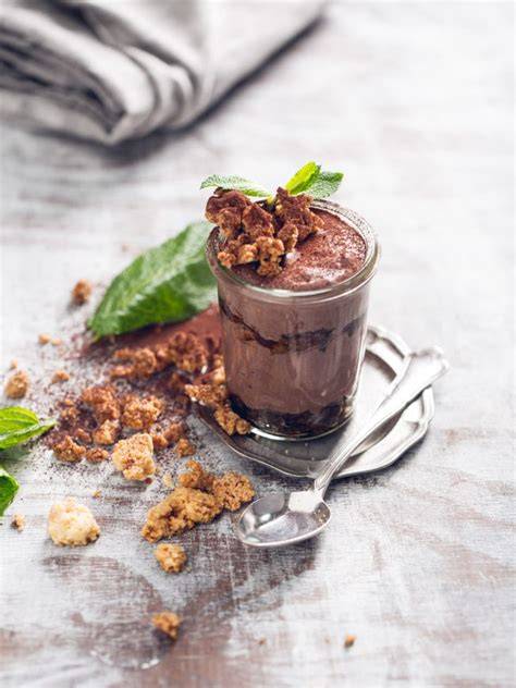 Schokoladendessert in einer Pfanne - samt Schokosauce