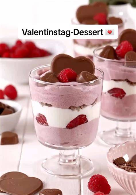 Schokoladendessert mit Himbeeren und gehackten Nüssen