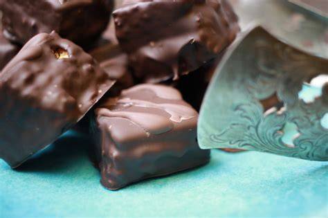 Schokoladendesserts und Pralinen: Einsatz von geschmolzener, weich gemachter Schokolade