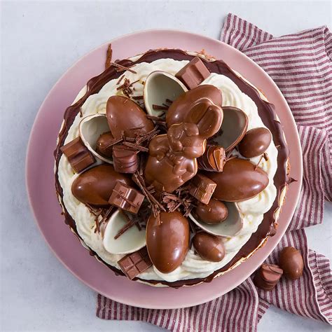 Schokoladendrip und Überraschungseier auf Torte