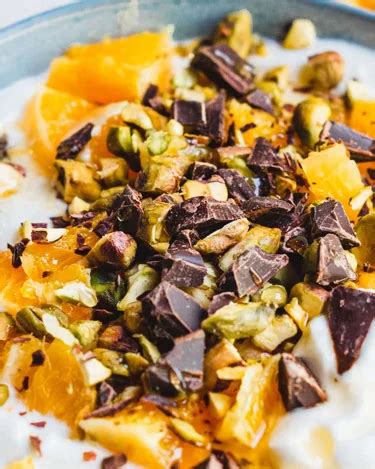 Schokoladendrops und Nusskrokant als Topping