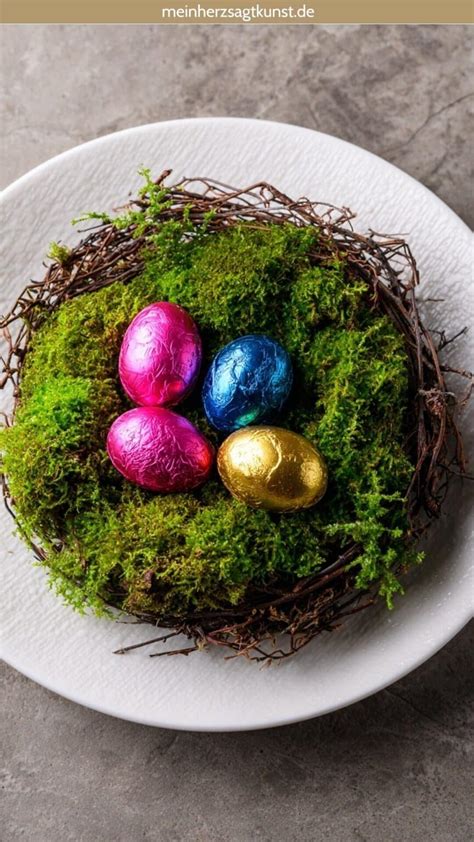 Schokoladeneier und bunte Osterdeko auf dem Tisch